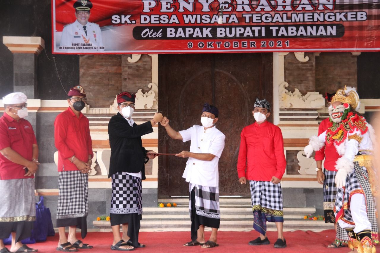 podiumnews.com-Bupati Tabanan Serahkan SK Desa Wisata Tegalmengkeb